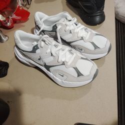 Women's Nike V5. RNR Shoes