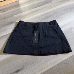 White fox black mini skirt