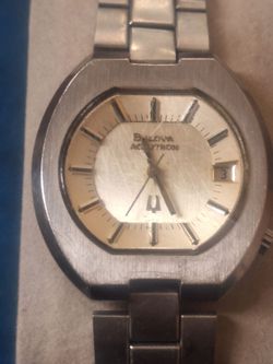 Bulova accutron nesesita bateria