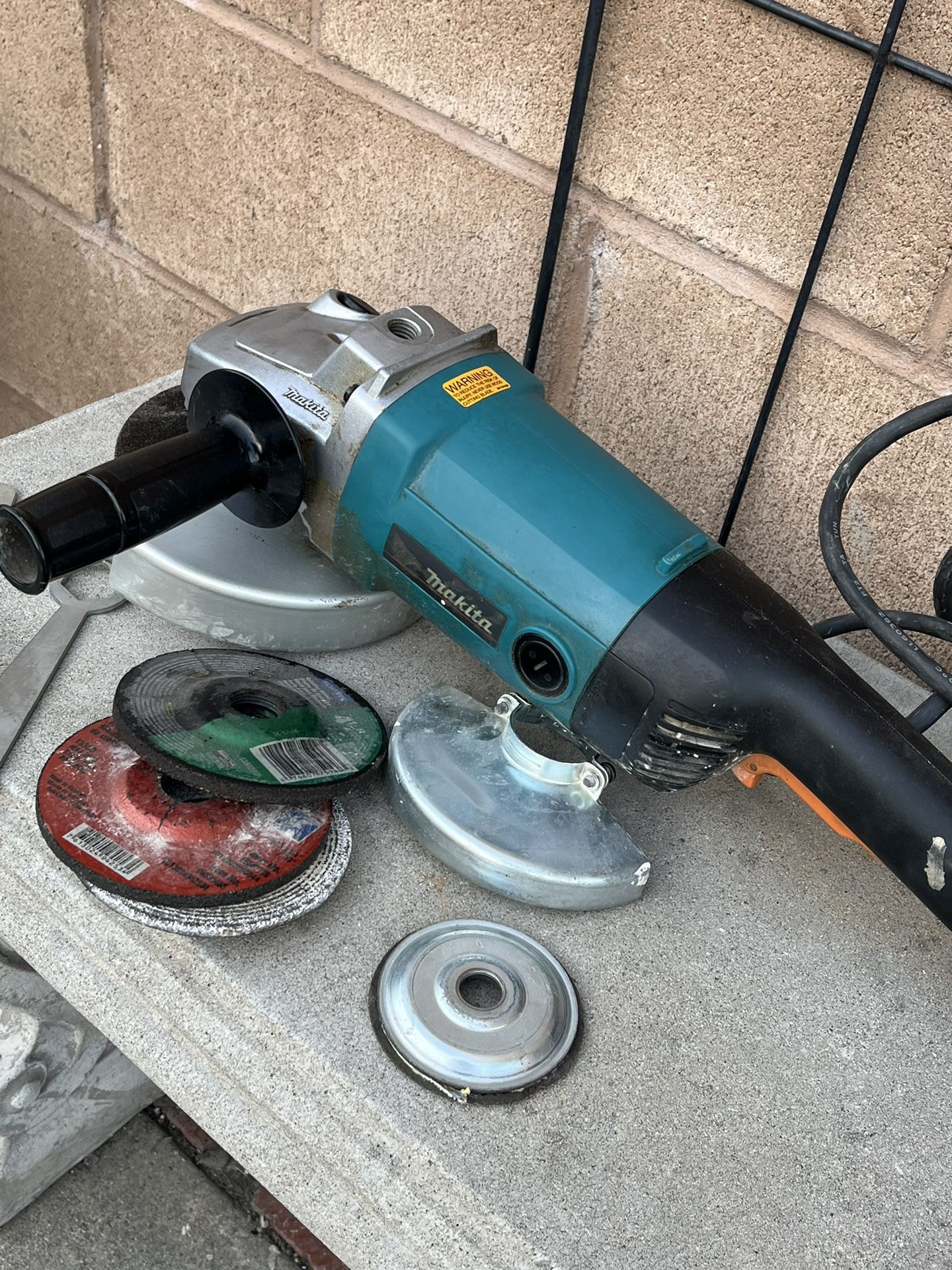 Makita Grinder 15 Amp 7 Inch Blade