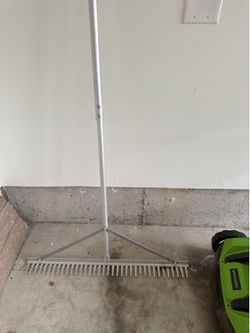 Gravel leveling rake