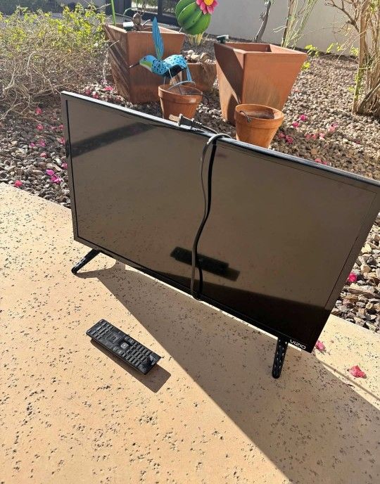 Vizio Tv 28" With Remote $30