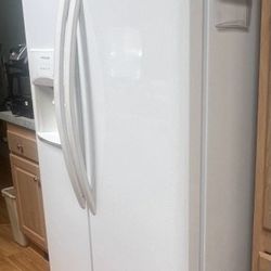 Frigidaire Double Door Refrigerator/Freezer 