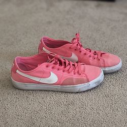 Nike. sneakers. shoes.