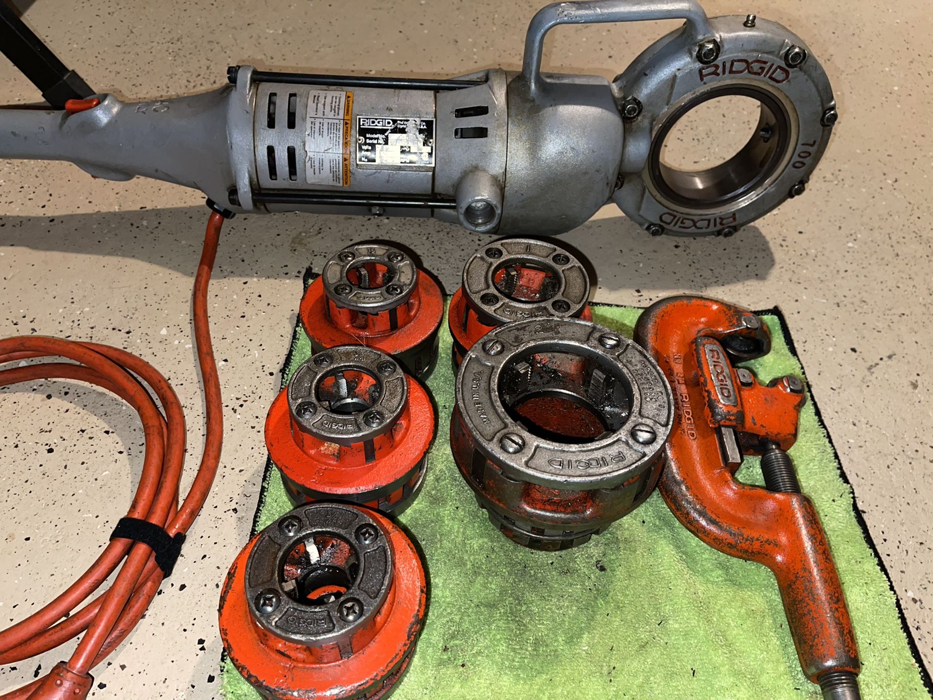 Rigid 700 Pipe Threader, Pipe Cutter, 1- 1/2” ,2- 3/4”, 1- 1” And 1- 2” Dyes