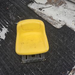 ((READ AD))((SEAT Johndeere)) Riding Mower 