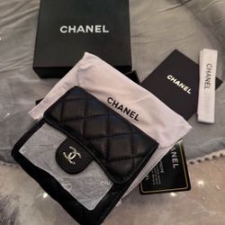 Women’s black leather wallet