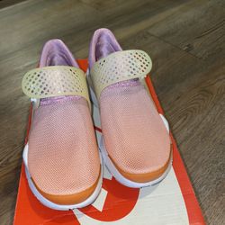 Nike womens sockdart size 5 “sunset glow”