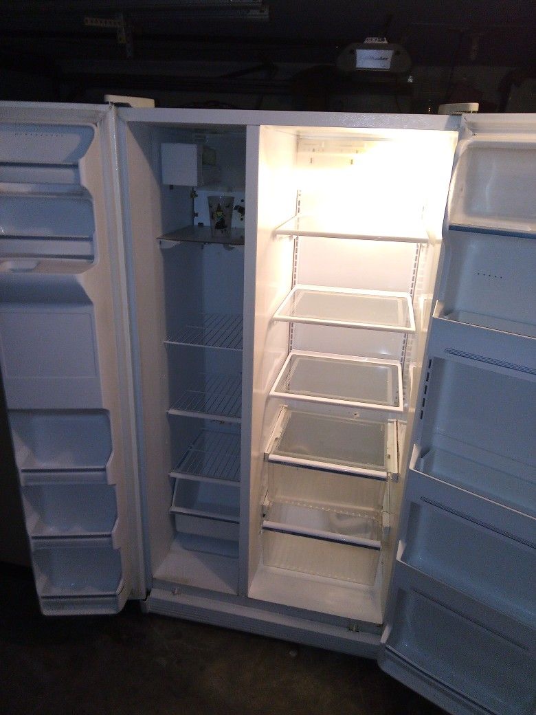 Ge 25.7 Cu Ft Side By Side Fridge/Freezer