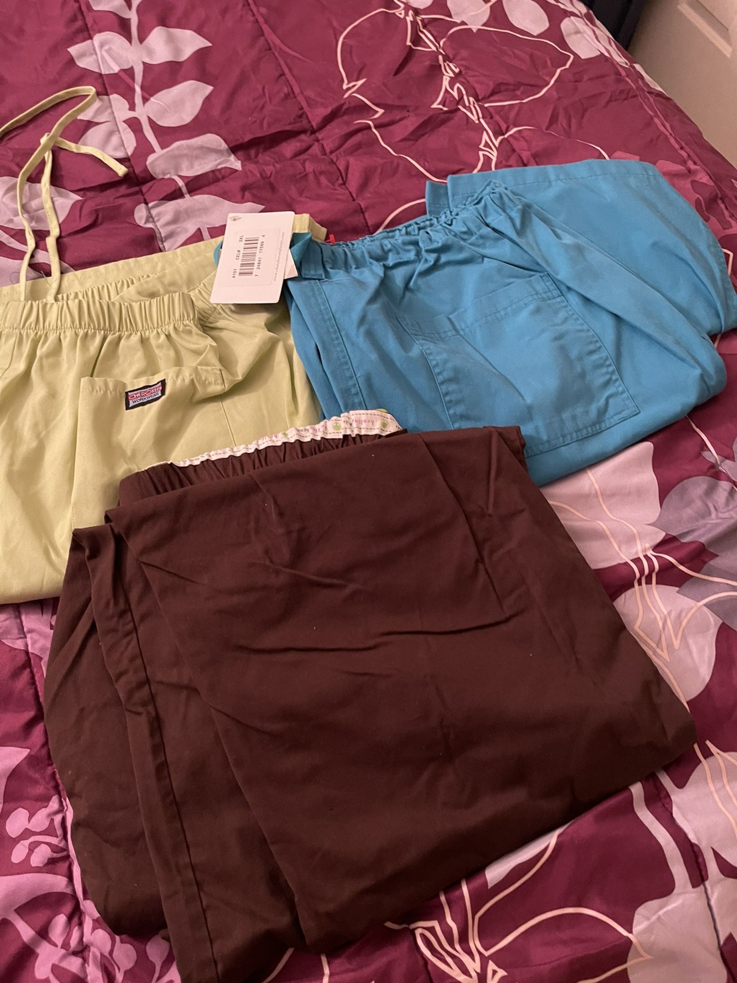 3x Scrubs