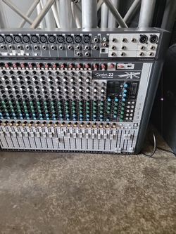 Tengo ala venta soundcraft 22 canales