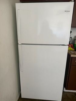 Whirlpool Top-Freezer Refrigerator White