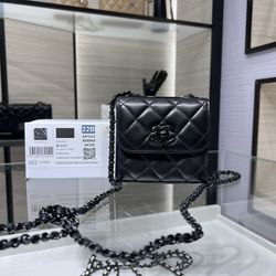 Chanel Crossbody Bag Black for Sale in Los Angeles, CA - OfferUp
