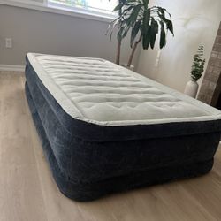 Air  Mattress. Twin Size. INTEX 