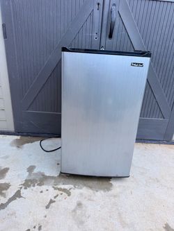 Magic Chef 3.5 Cu. Ft. Mini fridge
