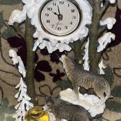 Cadona Wolf Themed Tabletop Clock