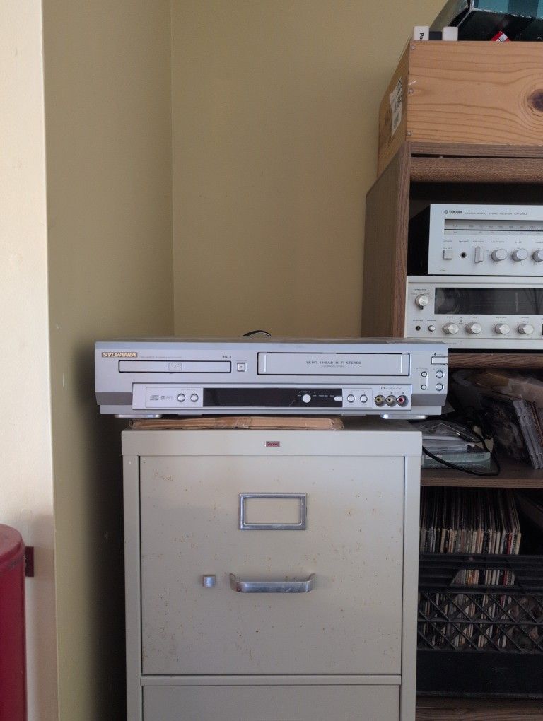 Sylvania VCR/ DVD
