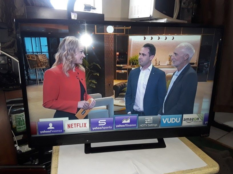 VIZIO SMART TV 28" INCH Class SMART LED -LCD 720p HD (E280i-B1)  Remote Control Included 