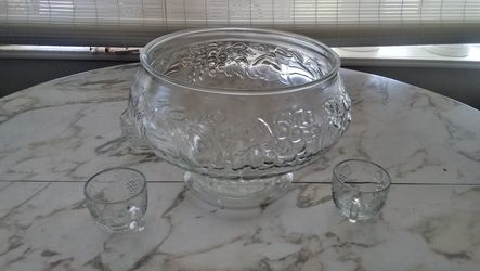 Beautiful punch bowl set with 4 cups