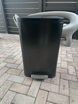 Black Step Trash Can with Lid