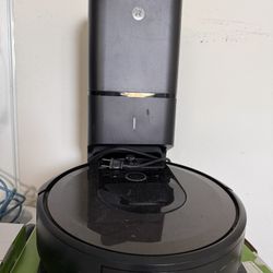 iRobot Roomba i7+ w/ Clean Base – Excellent Condition