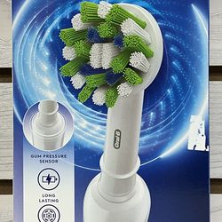 Oral-B Pro 1000 Rechargeable Electric Toothbrush Brand New