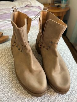 Tan boots size 9($15.00)brown boots size 9($10) flip flops ($10)