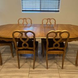Extendable wood dining table