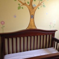 Beautiful Crib/Full Size Bed Excellent quality!
