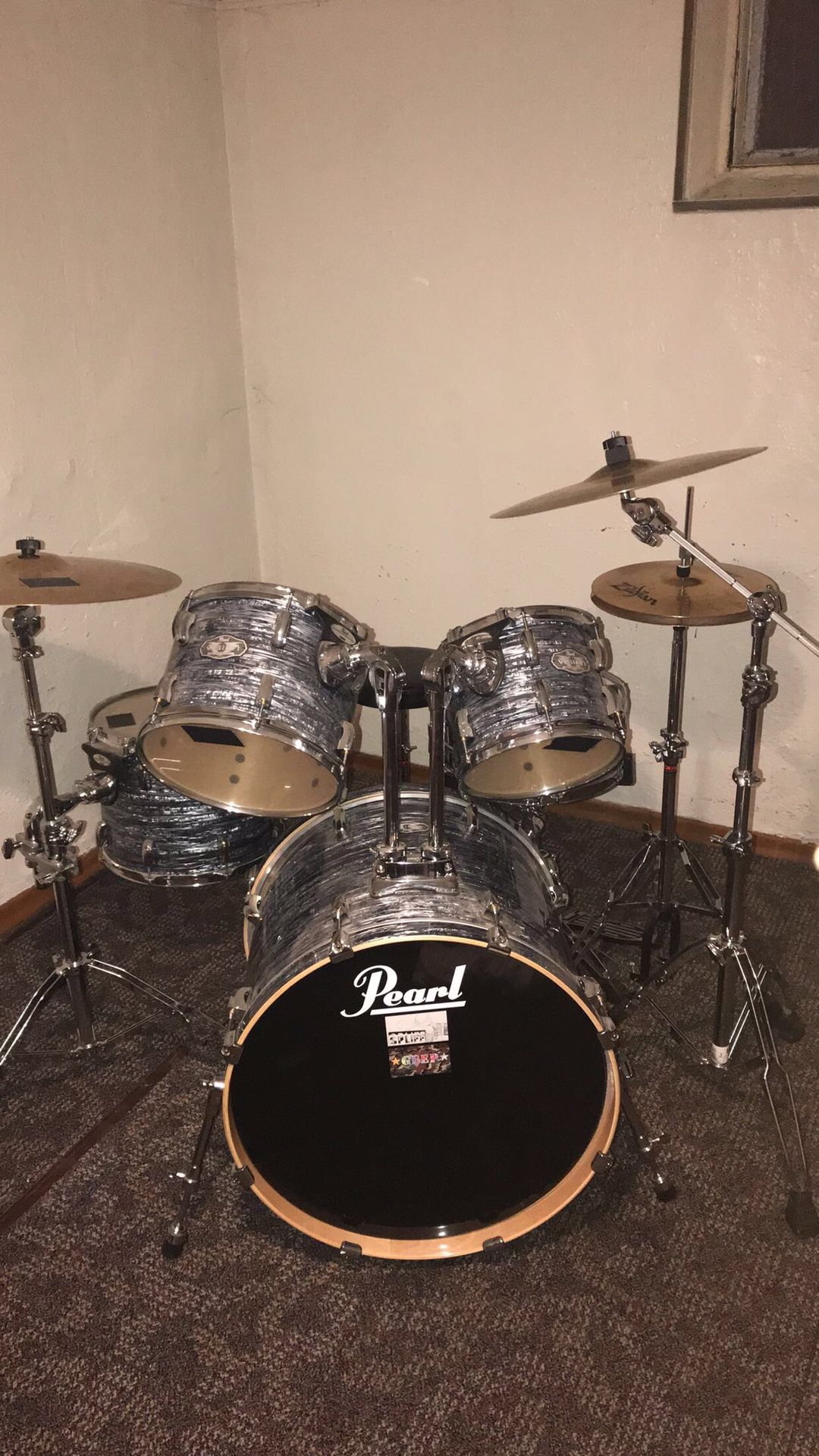 PEARL FOUR PIECE DRUMSET WITH HARDWARE AND CYMBALS
