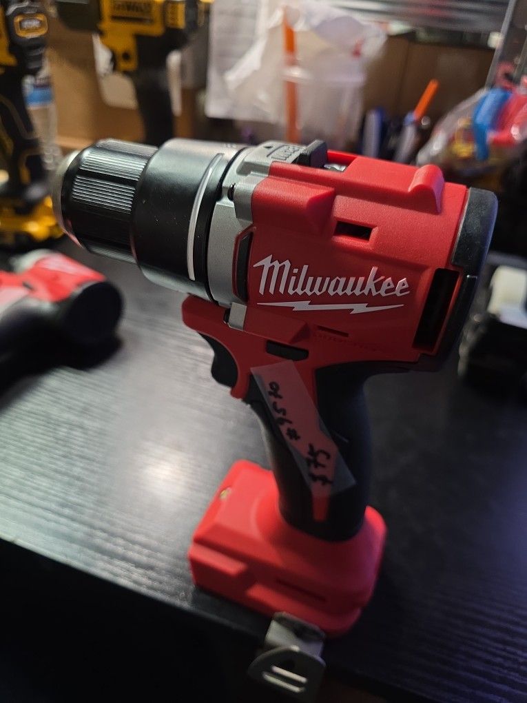Milwaukee
M18 18V Lithium-Ion Brushless Cordless 1/2 in. Compact Drill/Driver (Tool-Only)