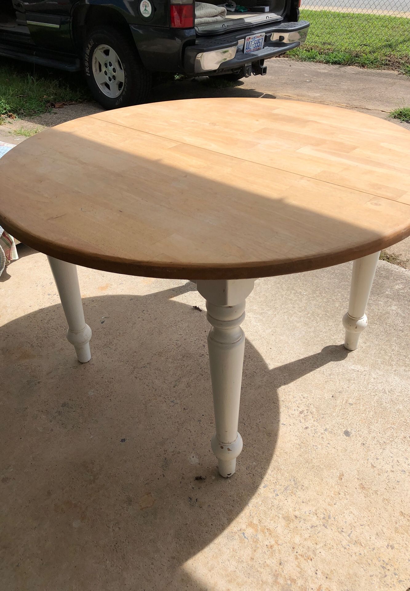 Round farm table
