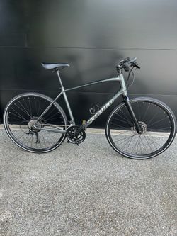 Specialized Sirius Hybrid Bike Lightweight and Fast