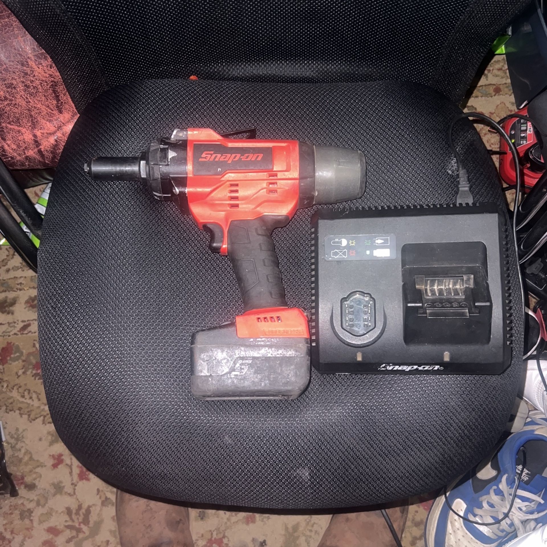 Snap-On 18 V MonsterLithium Rivet Gun Kit