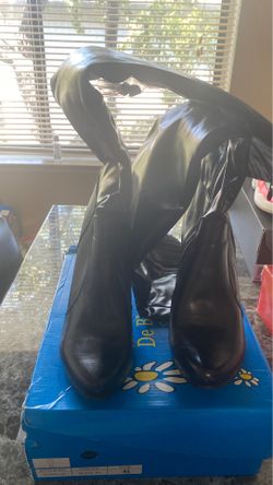 $30 woman boots never worn size 8in half