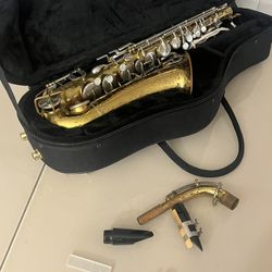 Buescher Aristocrat S-33 Alto Saxophone Sax for Parts or Repair.  Serial number 366585 & m# S-33. Used in acceptable condition with cosmetic blemishes