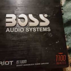 Boss 1100 Watt Amp 60$