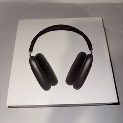 Midnight, Black AirPod Pro maxes