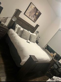 Selling items - queen bed