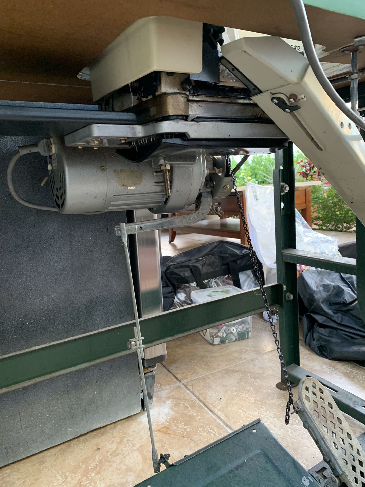 Juki MO-2412 Used Juki MO-2412N overlock industrial sewing machine