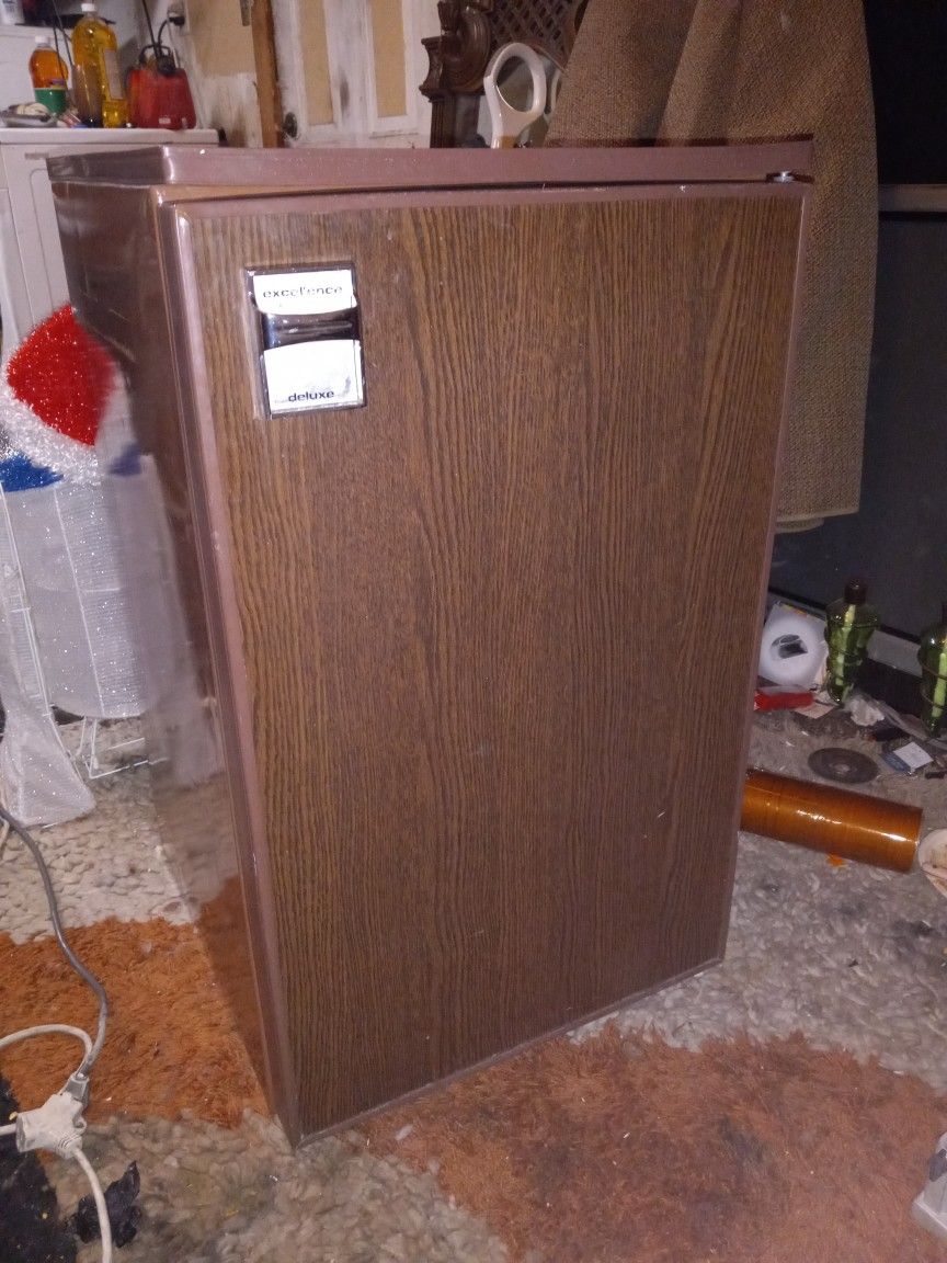 Excellence Deluxe Mini Fridge for Sale in Las Vegas, NV OfferUp