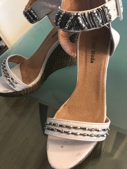 Women’s wedges size 6 with beading must see