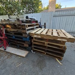 Wooden Pallets FREE FREE (14 Pieces.)
