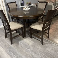 Beautiful Solid Wood Table and 4 Chairs — Excellent Condition