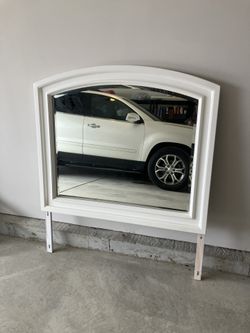 White Mirror, Dresser