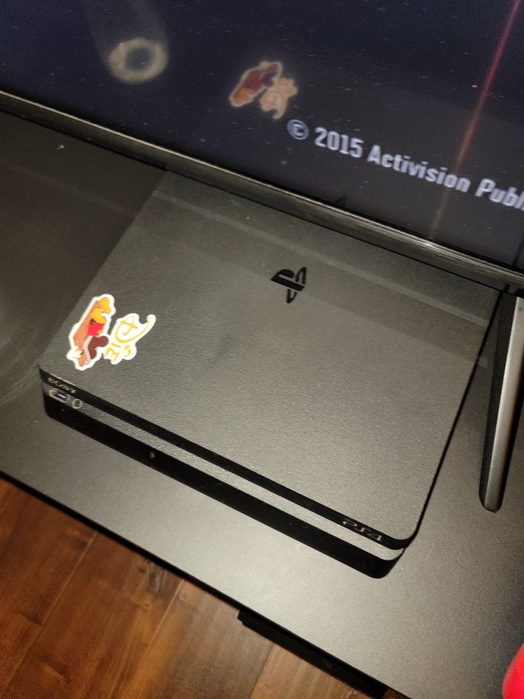 Ps4 With 2 Controls And 2 Games
