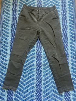 Green slim fit trousers with a relaxed fit #chino #menswear