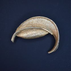 Vtg Unsigned Gold Tone Metal Narrow Pointed Tip Curled End Tree Leaf Brooch Pin