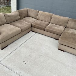 Gorgeous Oversized Ashley Furniture Sectional Couch - 🚚FREE DELIVERY 