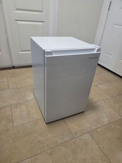 Insignia Mini Fridge - Clean & Gently Used ❄️